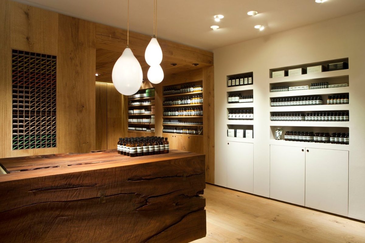 男士專用洗發水：含有天然植物精華，呵護頭皮健康